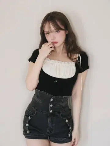 ANDMARY Mew 프릴 탑 블랙