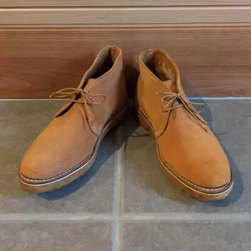 K.T LEWISTON 브라운 스웨이드 처카 부츠 라코타 하우스