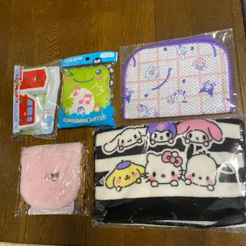 산리오 캐릭터 파우치와 타월 세트