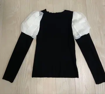 셀포드&하나에모리 블랙 화이트 프릴 슬리브 블라우스