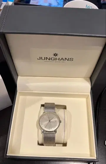 JUNGHANS 실버 메쉬 밴딩 시계
