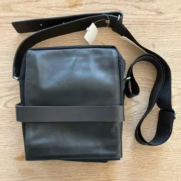 Y'SACCS 블랙 가죽 숄더백