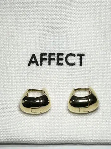 AFFECT Triangle Pieced 귀걸이 (양쪽 귀용)