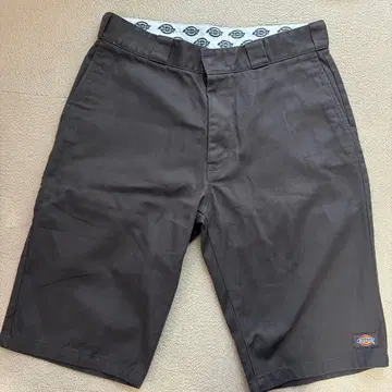 Dickies 블랙 숏팬츠 백 포켓 부착