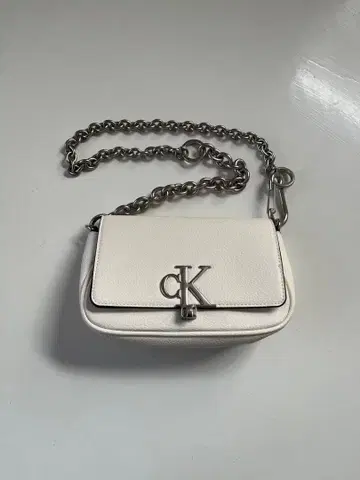 Calvin Klein 화이트 가죽 숄더백 캘빈클라인