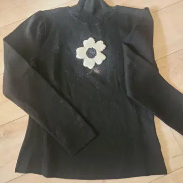 엠즈 그레이시 하이넥 니트 블랙 꽃 모티브