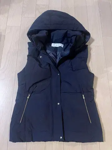 네이비 후드 부착 다운 자켓