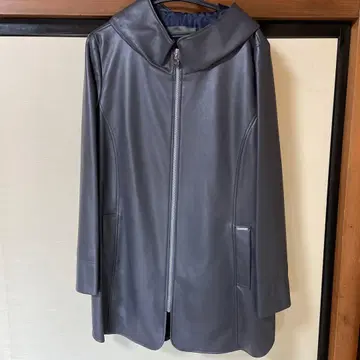 그레이 후드 부착 가죽풍 자켓