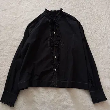 45R 인도 카디의 턱 프릴 보타이 블라우스 블랙