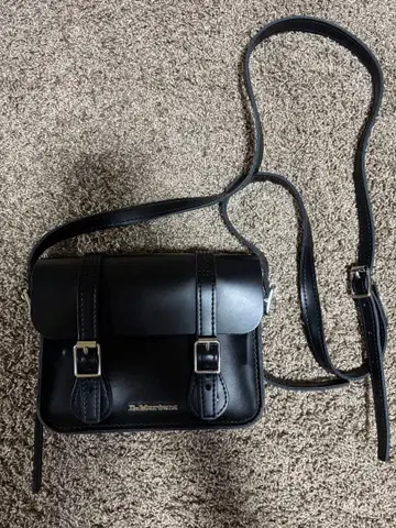 닥터마틴 사첼백 블랙