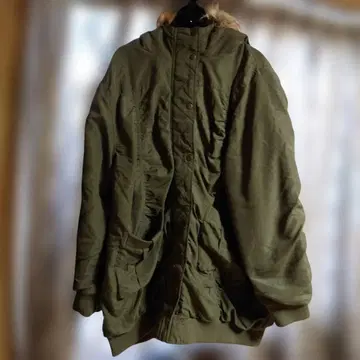 올리브 그린 퍼 달린 밀리터리 점퍼