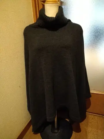 다크 그레이 터틀넥 판초