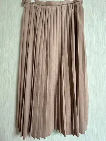 투모로우랜드 스웨이드 플리츠 스커트