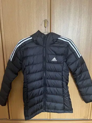 adidas 블랙 다운 자켓 후드 부착