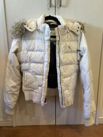 Abercrombie&Fitch 아바클로 다운 자켓 화이트 후드 부착