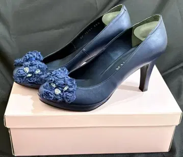 DIANA 네이비 플라워 하이힐