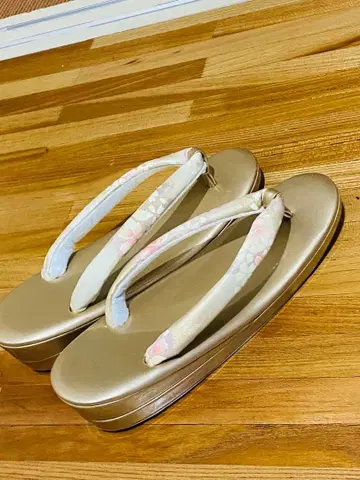 골드 조리와 꽃무늬 핸드백 세트