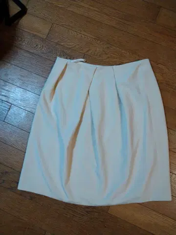 크림색 타이트 턱 입 스커트 사이즈 40