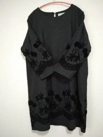 [ 미사용 새상품 ] ETIENNE 차콜 그레이 긴팔 자수 원피스