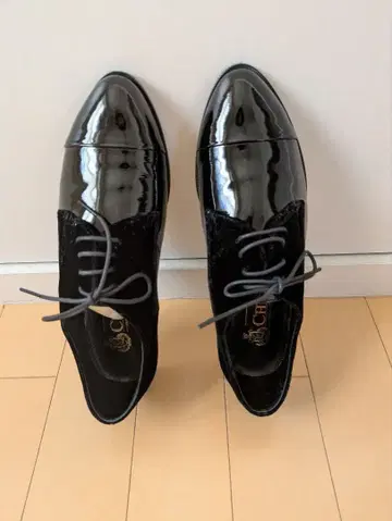 미사용 블랙 에나멜 x 벨벳 레이스업 슈즈 22~22.5