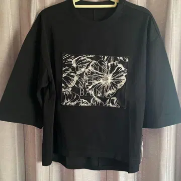 미사용 새상품 꽃무늬 프린트 블랙 T셔츠 사이즈 2