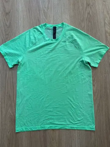 룰루레몬 새상품급 M 사이즈 라이트 그린 남성용 T셔츠