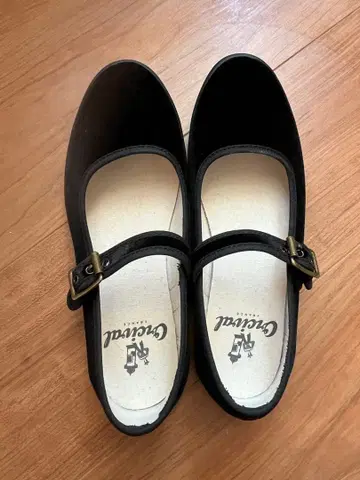 ORCIVAL 오르치발 벨벳 스트랩 슈즈 블랙 23.5cm