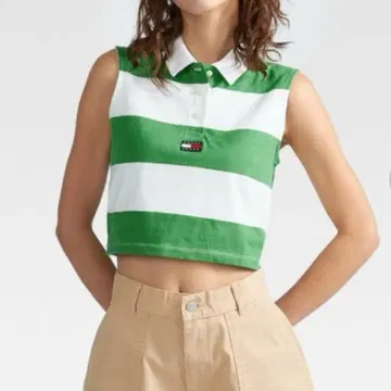 TOMMY JEANS 배지 로고 보더 슬리브리스 피케 셔츠