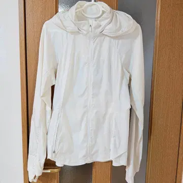 lululemon 룰루레몬 화이트 자켓 후드 수납 손가락 구멍 포함