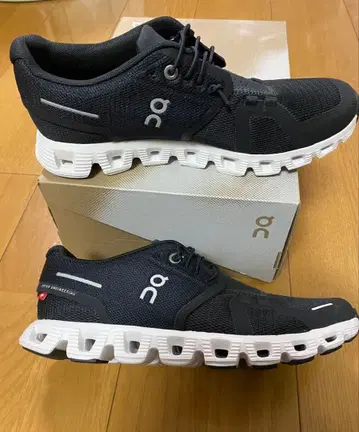 On Cloud 5 스니커즈 블랙 x 화이트