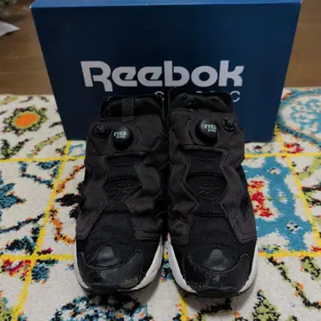 리복 인스타 펌프 블랙 스니커즈