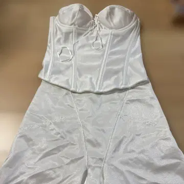 화이트 새틴 코르셋 드레스 숏팬츠 포함