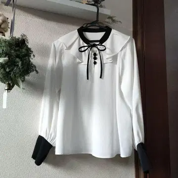 루일 에 부티크 화이트 프릴 블라우스