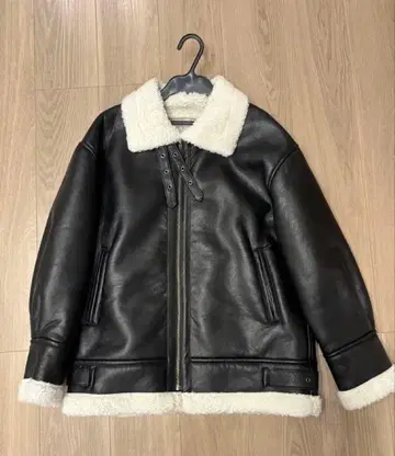 보아 옷깃 블랙 가죽 자켓