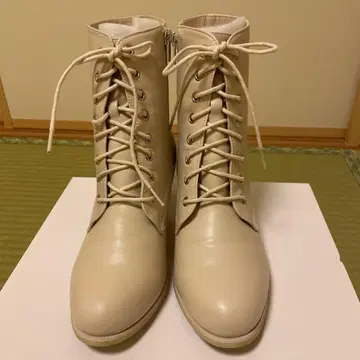 아이보리 레이스업 부츠 일본 의류용 24cm
