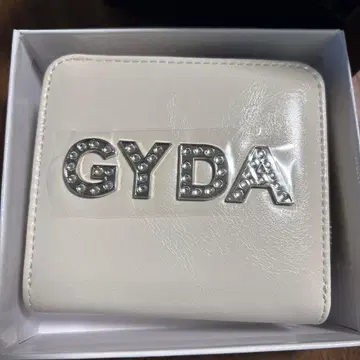 GYDA 아이보리 접이식 지갑 스터드 장식