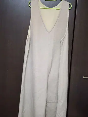 PISANO 슬리브리스 V넥 롱 원피스 베이지