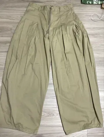 와이드 핀턱 치노 팬츠