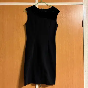 슬리브리스 타이트핏 블랙 드레스