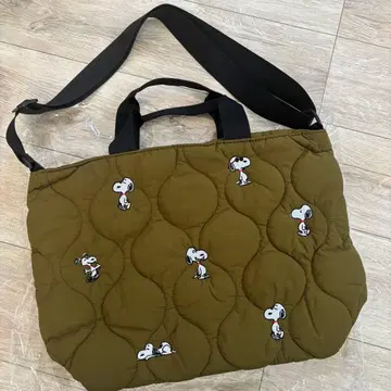 핸드백 퀼팅 토트 스누피 자수 카키색