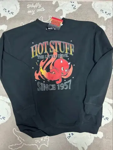 HOT STUFF 블랙 맨투맨