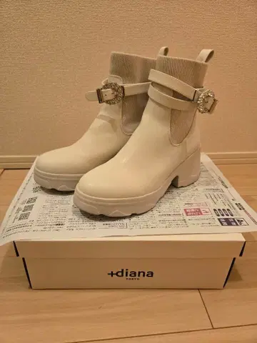 [경량] 크리스탈 버클 숏부츠 (아이보리 인공 스무스)