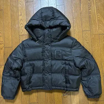 GAP 자수 후드 부착 숏 크롭 기장 블랙 다운 자켓 G 로고