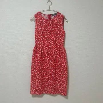 빨간색 꽃무늬 슬리브리스 원피스