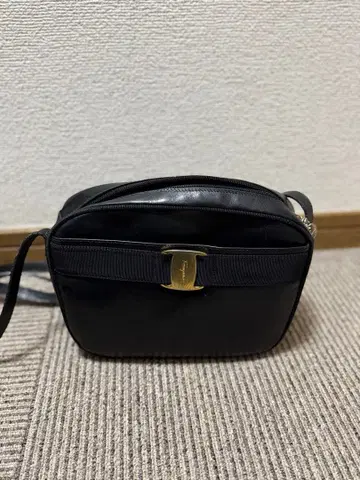 [페라가모] 블랙 가죽 숄더백