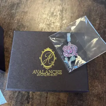 AVALANCHE 로즈 모티브 목걸이