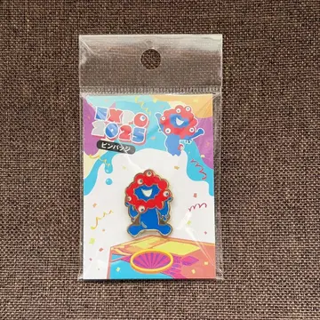 만박 미야쿠미야쿠 핀 배지 앉은 모습