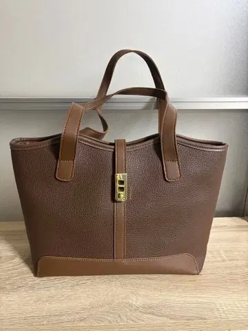 브라운 가죽 토트백 지퍼 포함