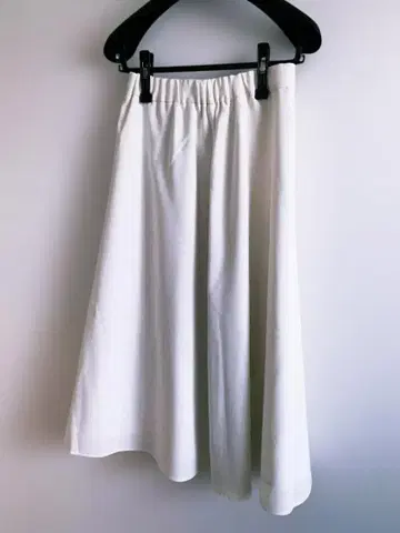 Soeju 소프트 옥스 롱 플레어 스커트 화이트