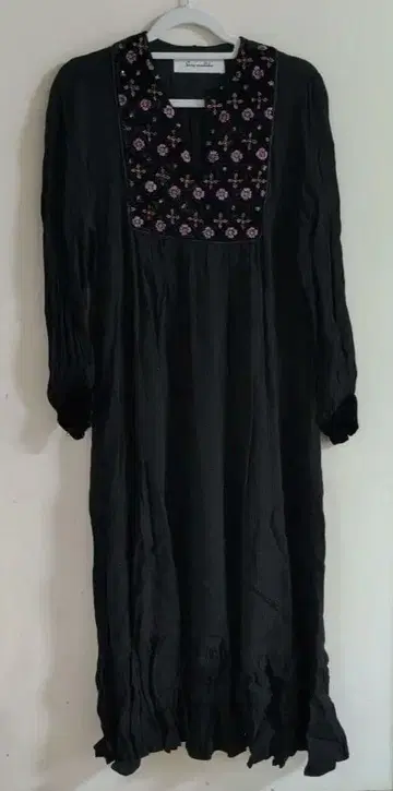 Sara Mallika 검정 블랙 긴팔 자수 원피스